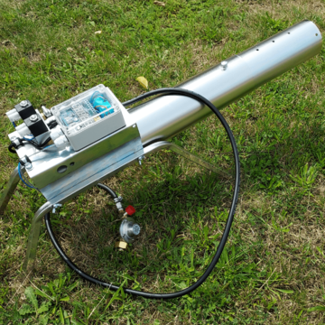 Plne elektronický plynový plašič vtákov a zveriny